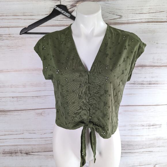 Jun & Ivy Olive Green Eyelet Short Sleeve Button Front V Neck Top Sz Small New - Picture 1 of 8